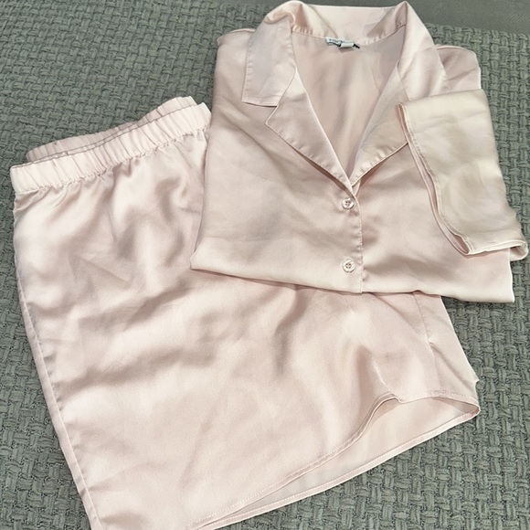 Nordstrom Rack Other - Satin short sleeves pink smoke shortie set